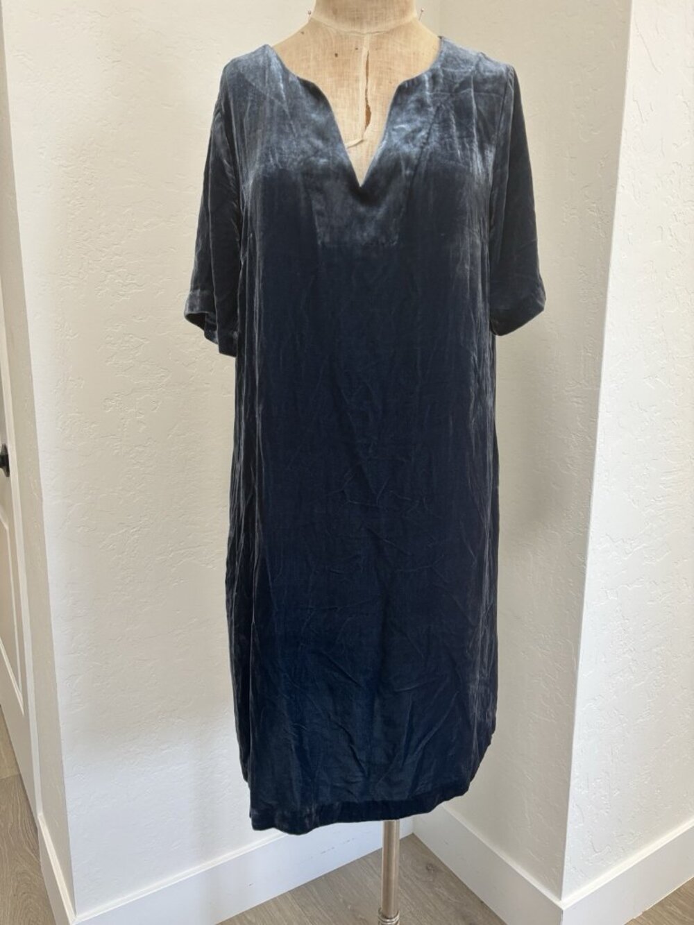 Sundance catalog dress knee length v-neck crushed velvet blue short sleeve sz L